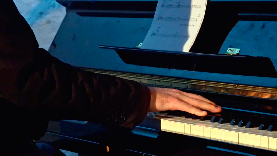 Hand am Piano