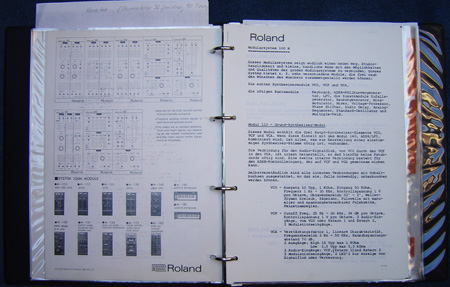 Ein winziger Teil des Manuals des Roland System 100 M.